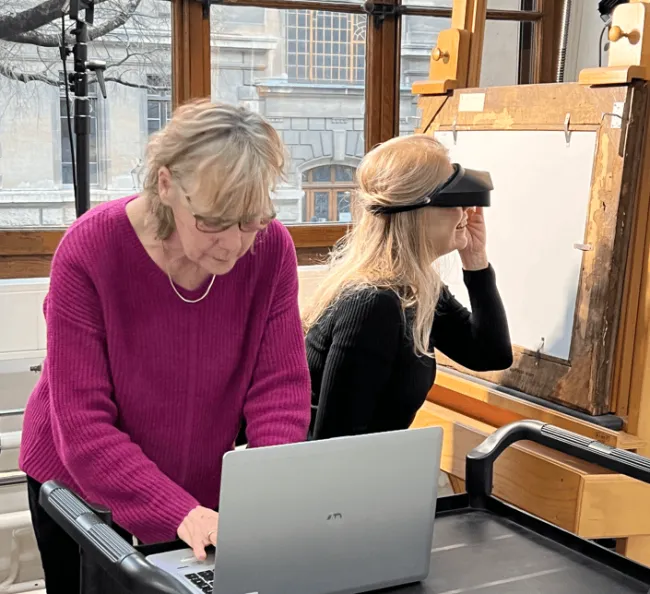 Deux collaboratrices en train de travailler sur un tableau de la collection