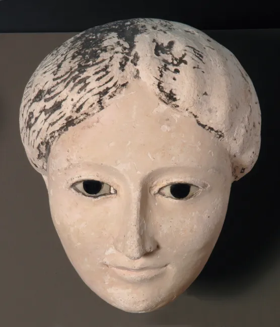 Masque représentant le visage d'une femme 